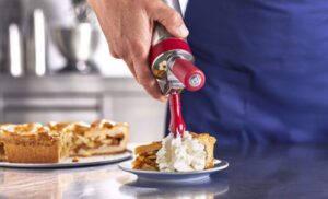 Sweetened, lactose-free whipped cream by Milram