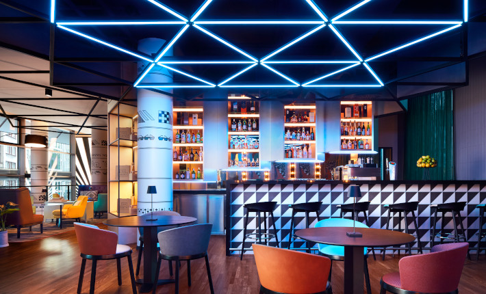 Avani Frankfurt City hotel - restaurant and the neon light bar counter