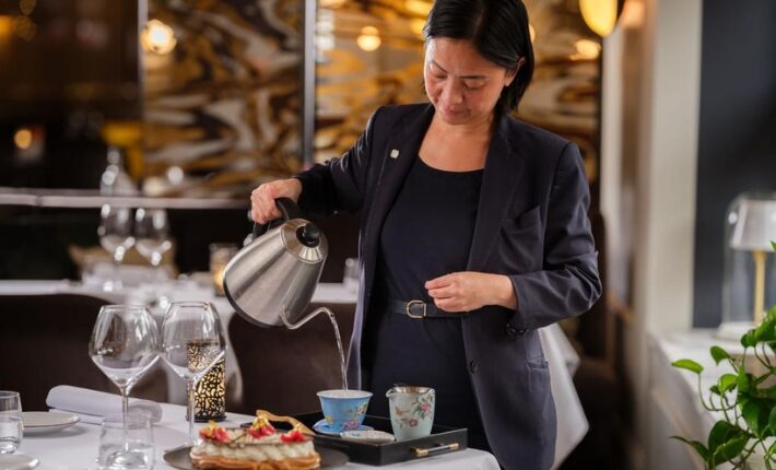 Buurthotel - Tea sommelier Cecilia during a tea workshop at the Sofitel Legend The Grand