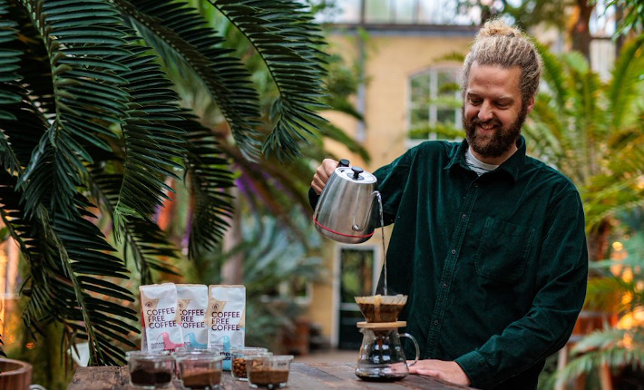 CEO David Klingen van Northern Wonder presenteert het eerste kopje Coffee Free Coffee in de Hortus Botanicus.