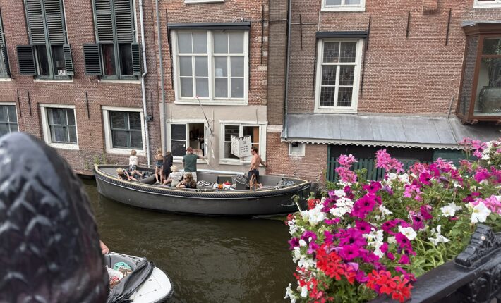 chocolatier Madaq in Leiden serves ice cream through an actual ‘ice cream float-through’