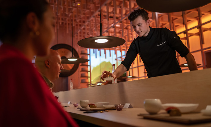 Chef Ties van Oosten at Eatralin serves food to guests in their floating chair