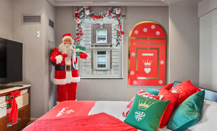 'Countdown to Christmas' themed suites at Hilton Chicago