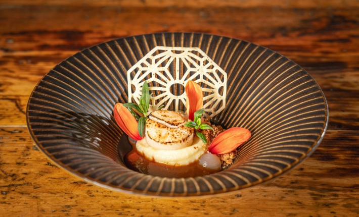 dish with scallop - potato - langoustine caramel - smoked almond crunch and a black pepper tuille -credits Kim Kok Fotografie