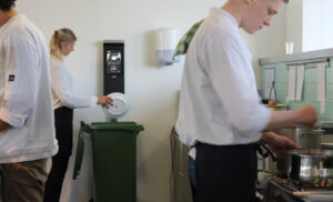 De voedselafvalmonitor van Orbisk in de keuken