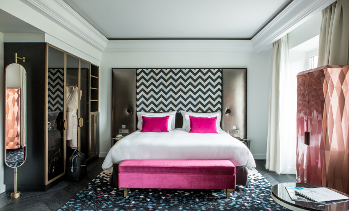 Fauchon L´Hôtel Paris - room with Gourmet Bar in pink