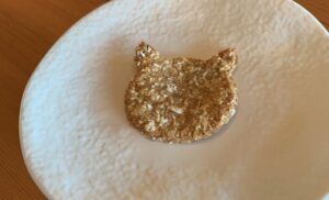 A freshly baked dog cookie at restaurant Madonnina del Pescatore (**)