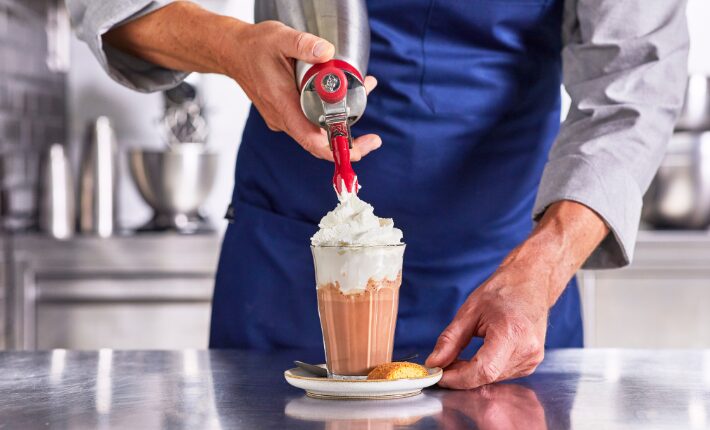 Sweetened, lactose-free whipped cream by Milram