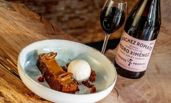 Sticky toffee pudding with salted caramel and walnut ice cream - Petit Caveau - credits Raphaël Drent