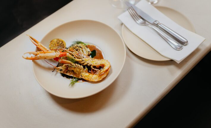 Langoustine met gebrande kool en schaaldierensaus bij ORA Taverna & Bar - credits Fleur Fotografeert