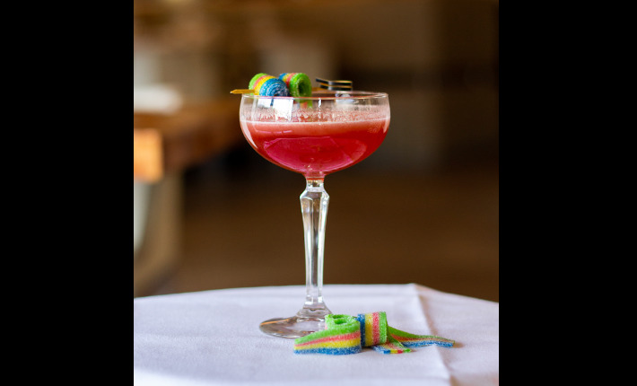 MOMO Restaurant, Bar & Lounge serveert de Rainbow Reign pride-cocktail