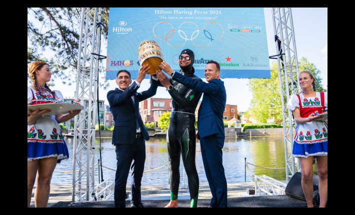 Maarten van der Weijden brings the first Haring to Hilton Amsterdam