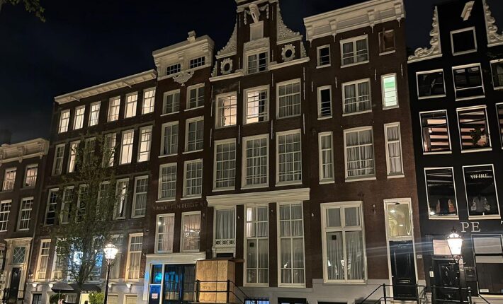 Nova Hotel Amsterdam by night