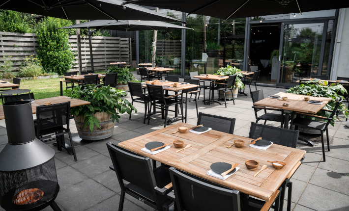 Outdoor dining at restaurant de Dyck in Woubrugge - credits Karien Niewenhuis