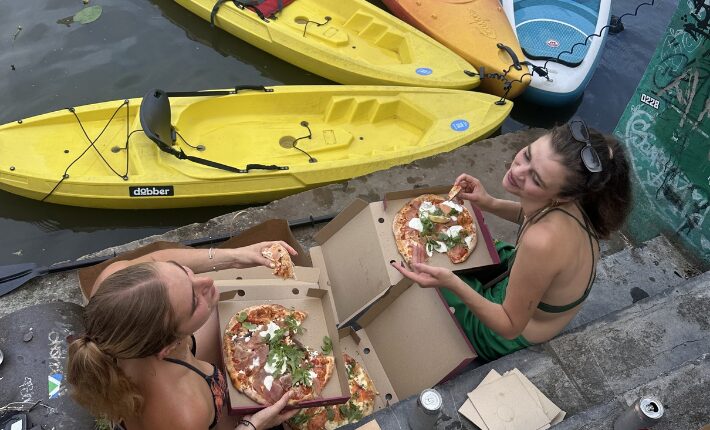 Pick up your pizza by kayak at the 'Paddle In' at Otomat in Ghent