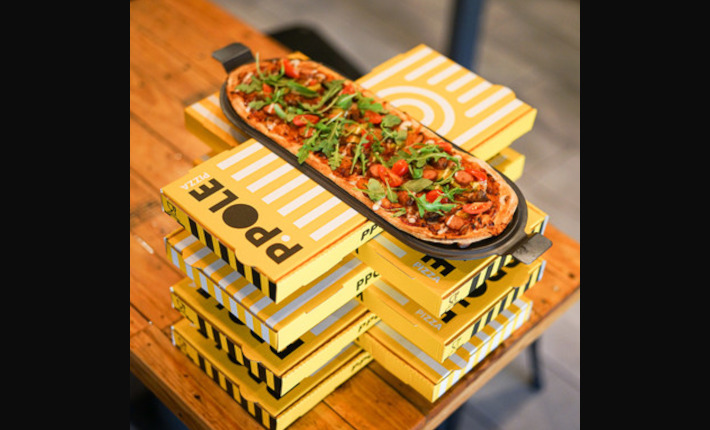 The skate-board shaped pizza of P.POLE PIZZA