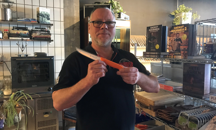 Roderick Rijsdam van Koskmes Experience Store met een mes van de Demoslager