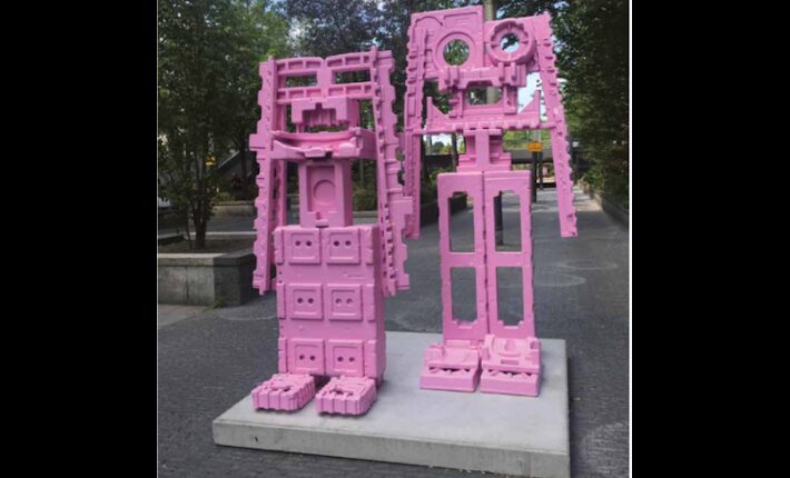 Rohn Rennon en Roko Rono - bright pink robots seek peace