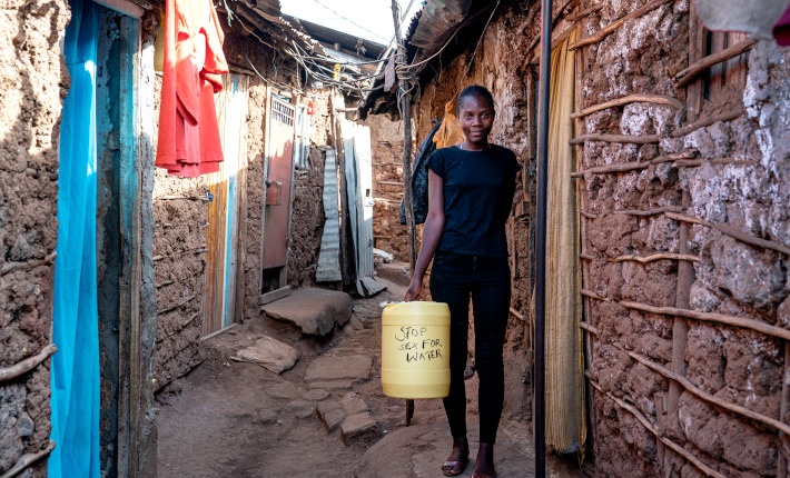 Sacha de Boer voor Simavi - Sylvia met jerrycan in Kibera, Nairobi