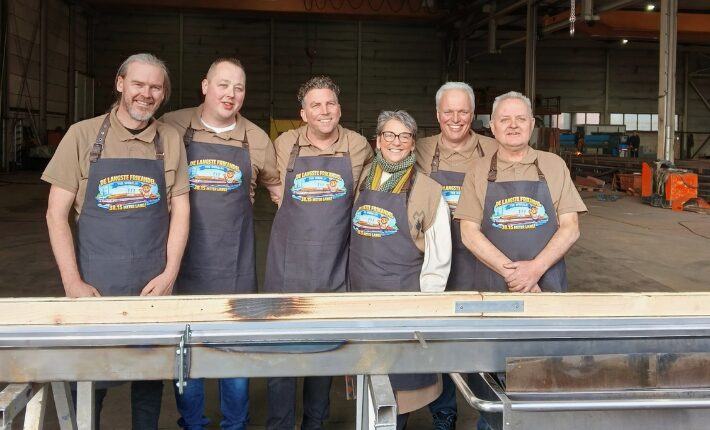 V.l.n.r. Marcel van Dijk, Camiel Wolfhagen, Lars Boom, Margo Reuten, Willie de Hair en Peter Tinnemans - Team Maasbracht van de langste frikandel ter wereld