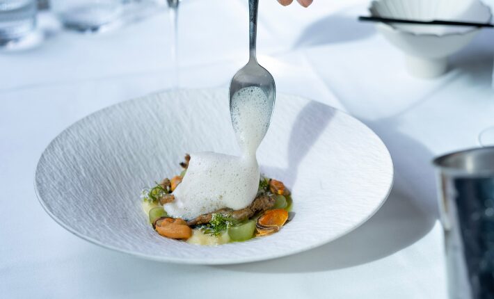 Heilbot, mosselen, spinazie, spiering, druif, pastinaak, sauce Normande - NORRA by le Nord - credits Iwan Rutjes