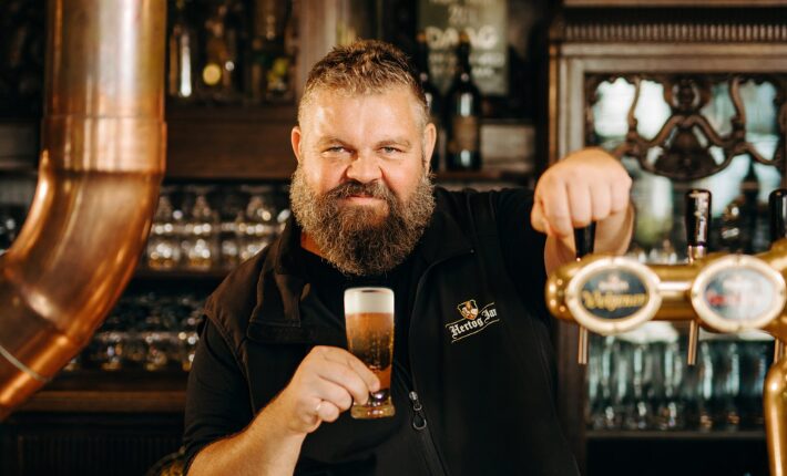 Which café will win the title 'The Favorite Hertog Jan Café of the Netherlands'
