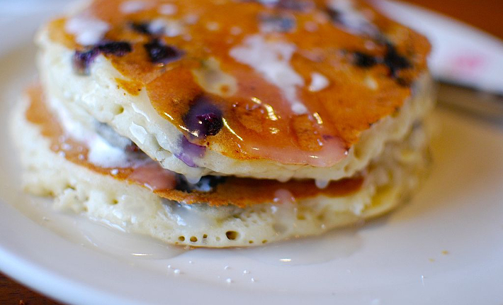 By Janine from Mililani, Hawaii, United States (blueberry pancakes Uploaded by Fæ) [CC BY 2.0 (http://creativecommons.org/licenses/by/2.0)], via Wikimedia Commons