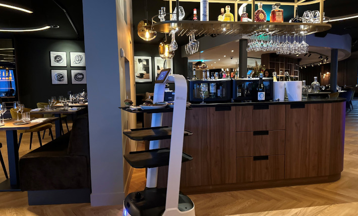 robots doing their job at restaurant Bordeaux in Naarden